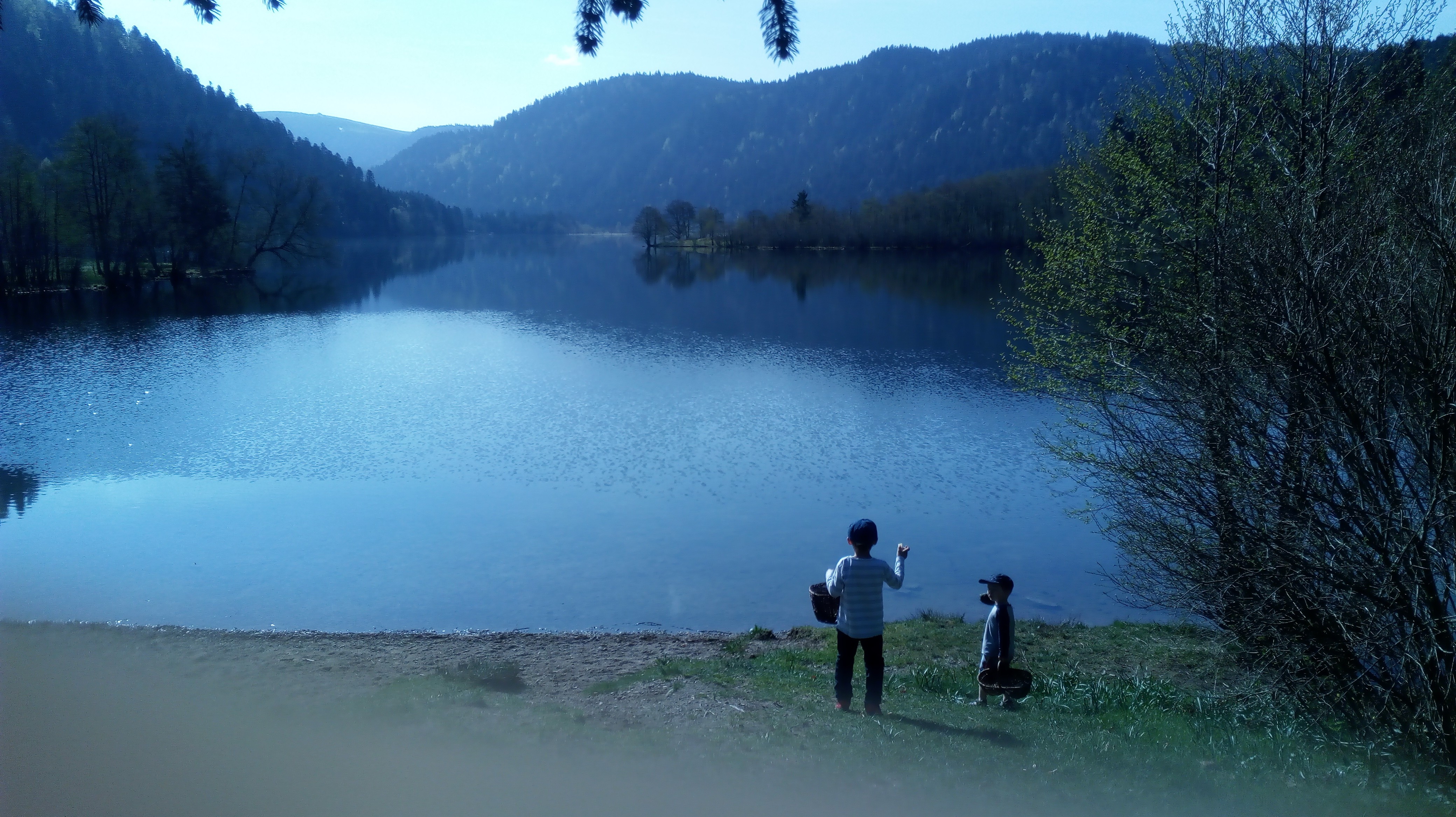 Lac de Longemer 15 minutes' walk away.