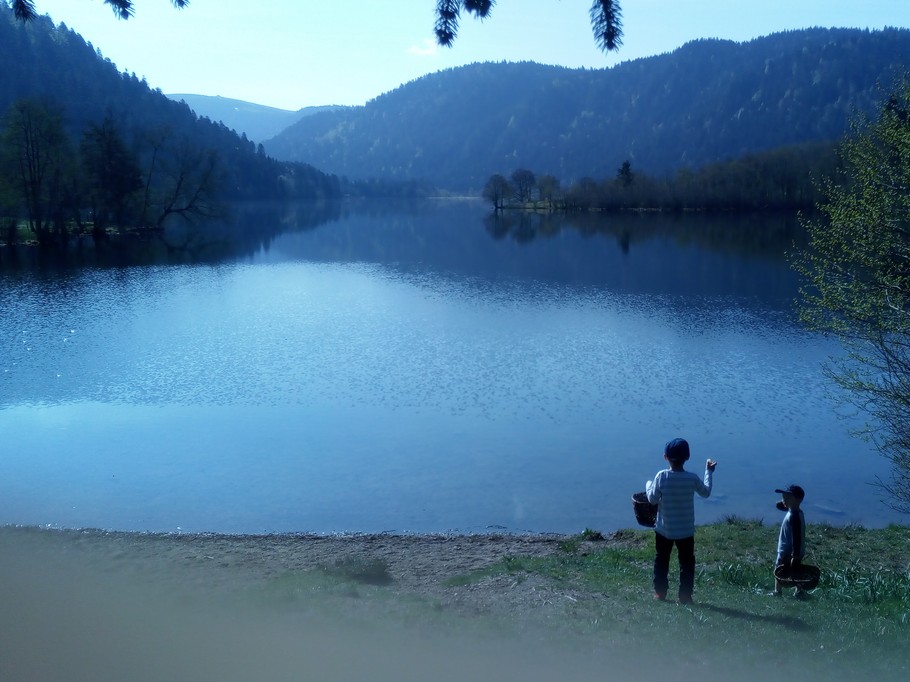 Lac de Longemer 15 minutes' walk away.