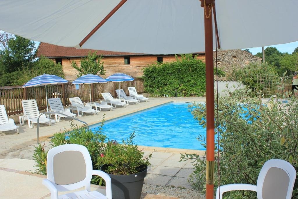La piscine commune des Gîtes de Peyrounou