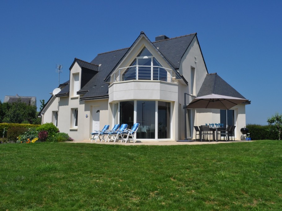 Location Clévacances - VanHeuverswyn, Plouha - Villa façade coté mer.