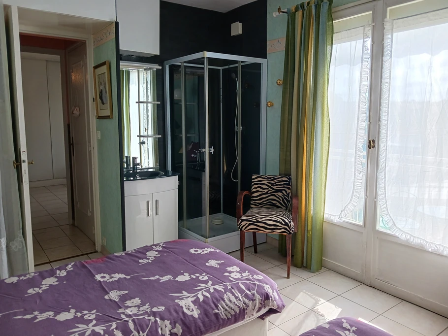 2ème chambre et sa douche privative