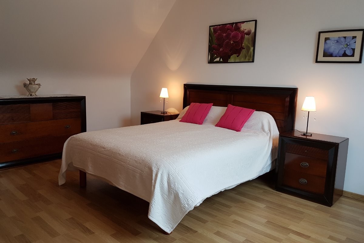 Chambre avec lit 140