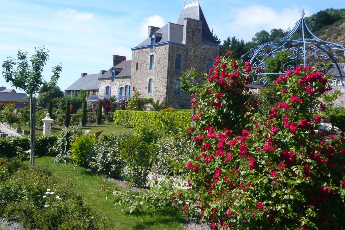 Agréable promenade dans les jardins de la propriété Château Mont-Dol.