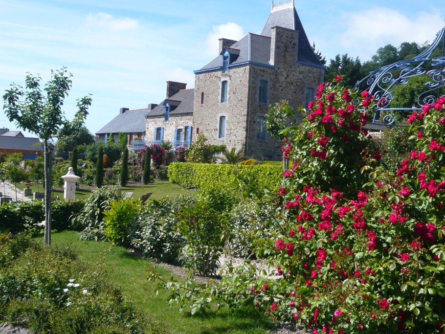 Agréable promenade dans les jardins de la propriété Château Mont-Dol.