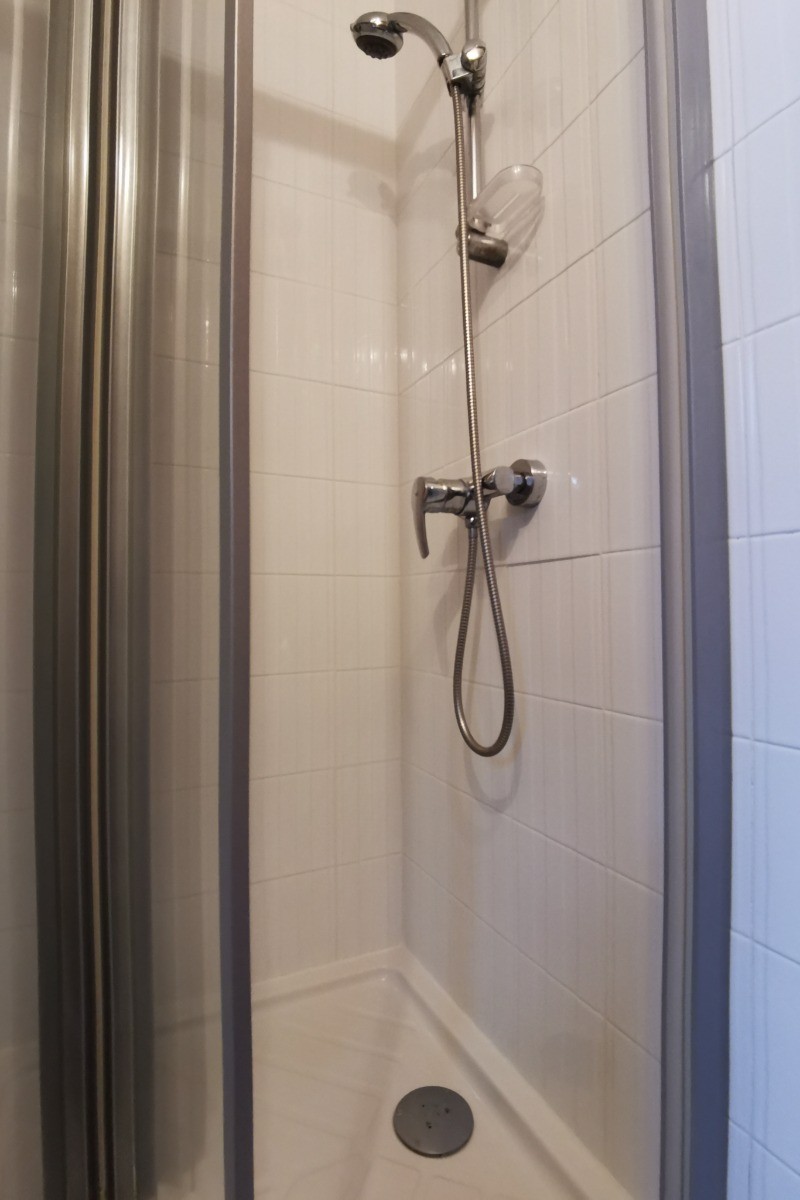 douche dans la salle d'eau