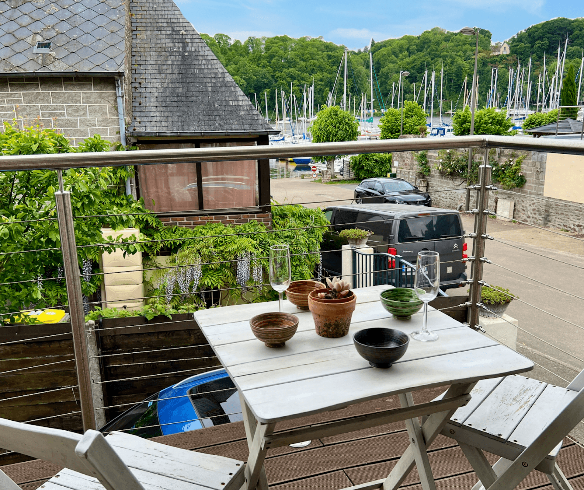 Balcon avant avec sièges et vue sur la rivière