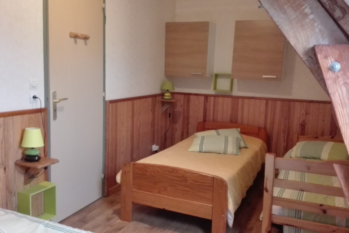 Chambre verte 
1 lit 140 et 2 lits 90