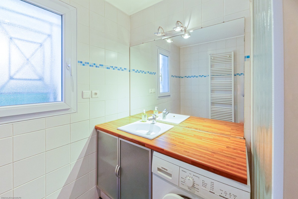 SALLE DE BAIN AVEC DOUCHE ET LAVE LINGE