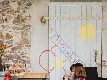 Préau avec jeux pour enfants