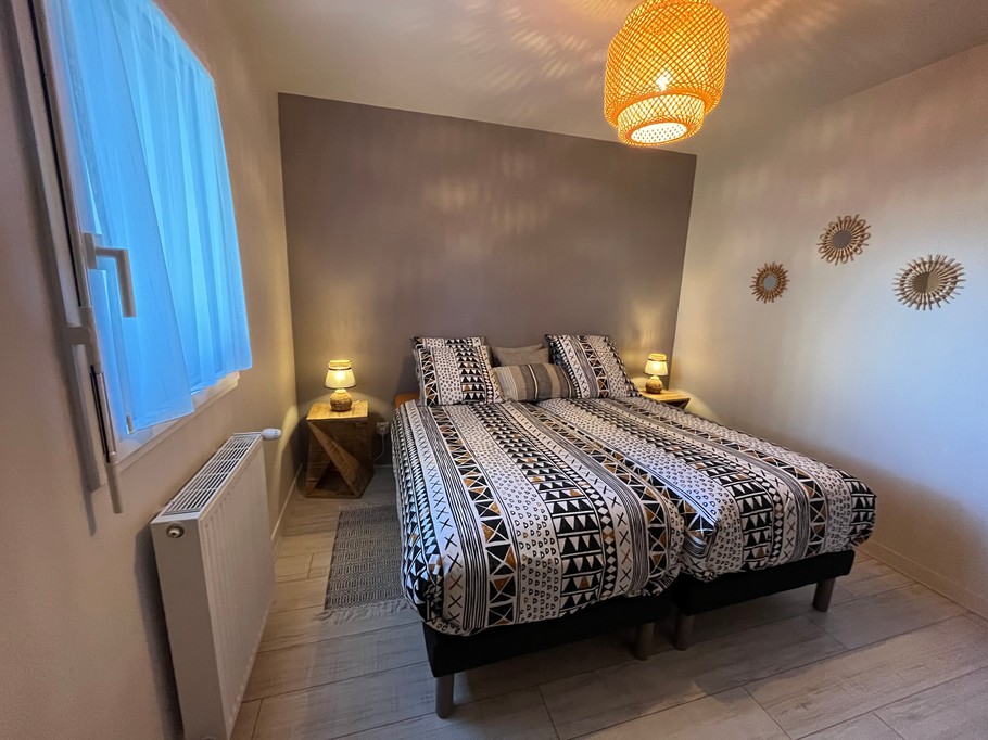 Bedroom 2 – 2 single beds (90 cm) with a walk-in wardrobe