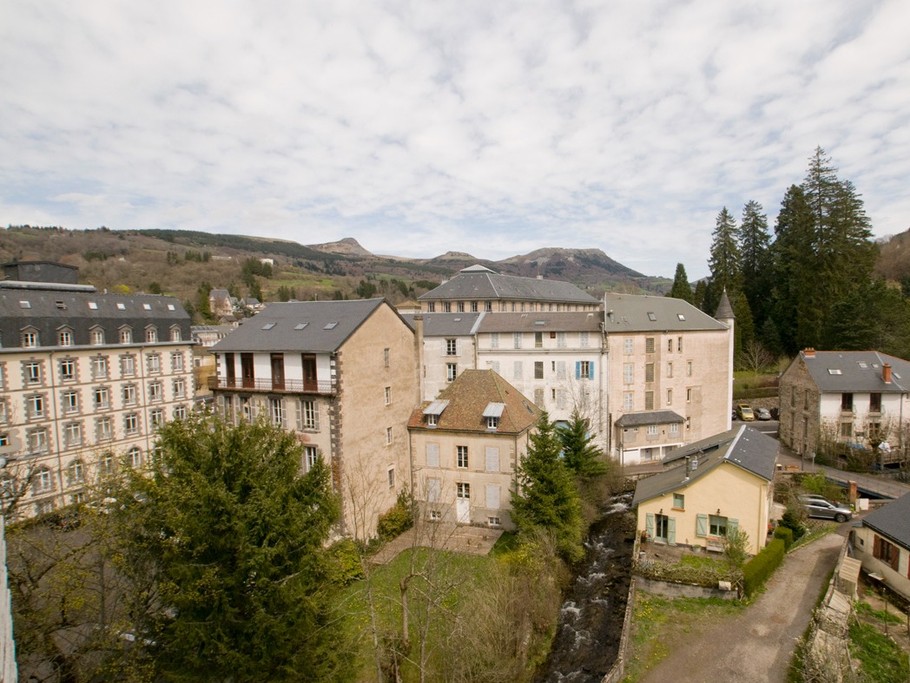 Vue côté Est des sommets (de gauche à droite, Banne d'Ordanche, Ténon et Puy Gros) ainsi que l'extrémité du parc Fenestre, depuis la salle de bain.