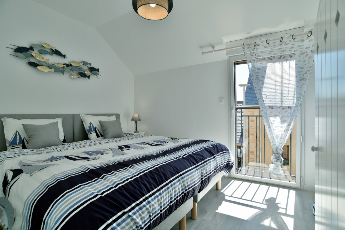 A l'étage côté ruelle, chambre pour 2 personnes (2 lit 90x200 cm ou 1 lit 180x200 cm).