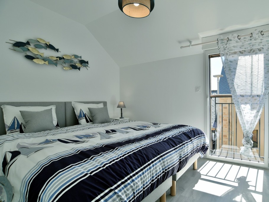 A l'étage côté ruelle, chambre pour 2 personnes (2 lit 90x200 cm ou 1 lit 180x200 cm).