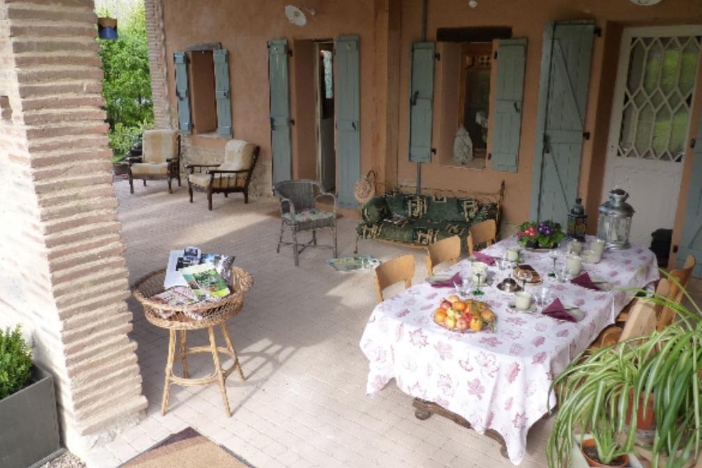 Montdurausse, dans le Tarn en occtanie , auvent avec kitchenette, coin détente face au jardin