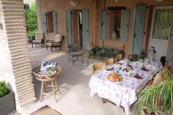 Montdurausse, dans le Tarn en occtanie , auvent avec kitchenette, coin détente face au jardin