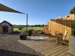 Terrasse entièrement bois, exposée Est-Sud avec fauteuils d'extérieur