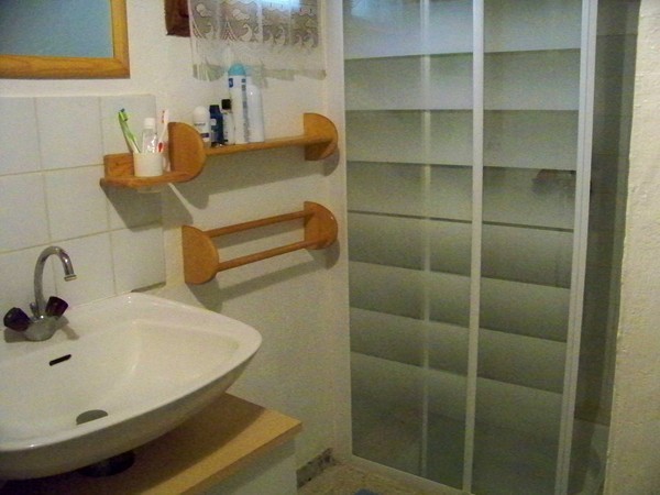 Salle d'eau avec douche