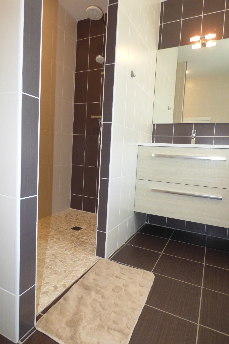 salle d'eau avec grande douche à l'italienne