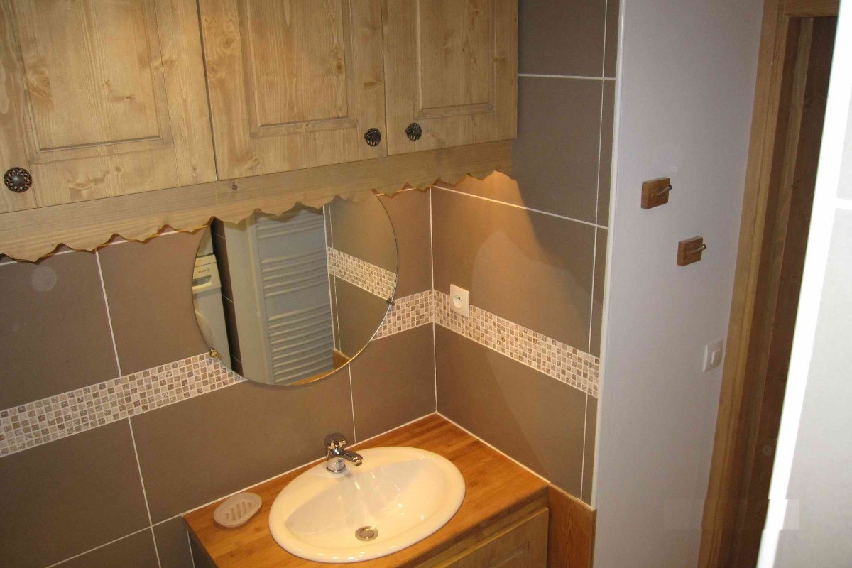 La salle de bain avec grande baignoire et douche intégrée