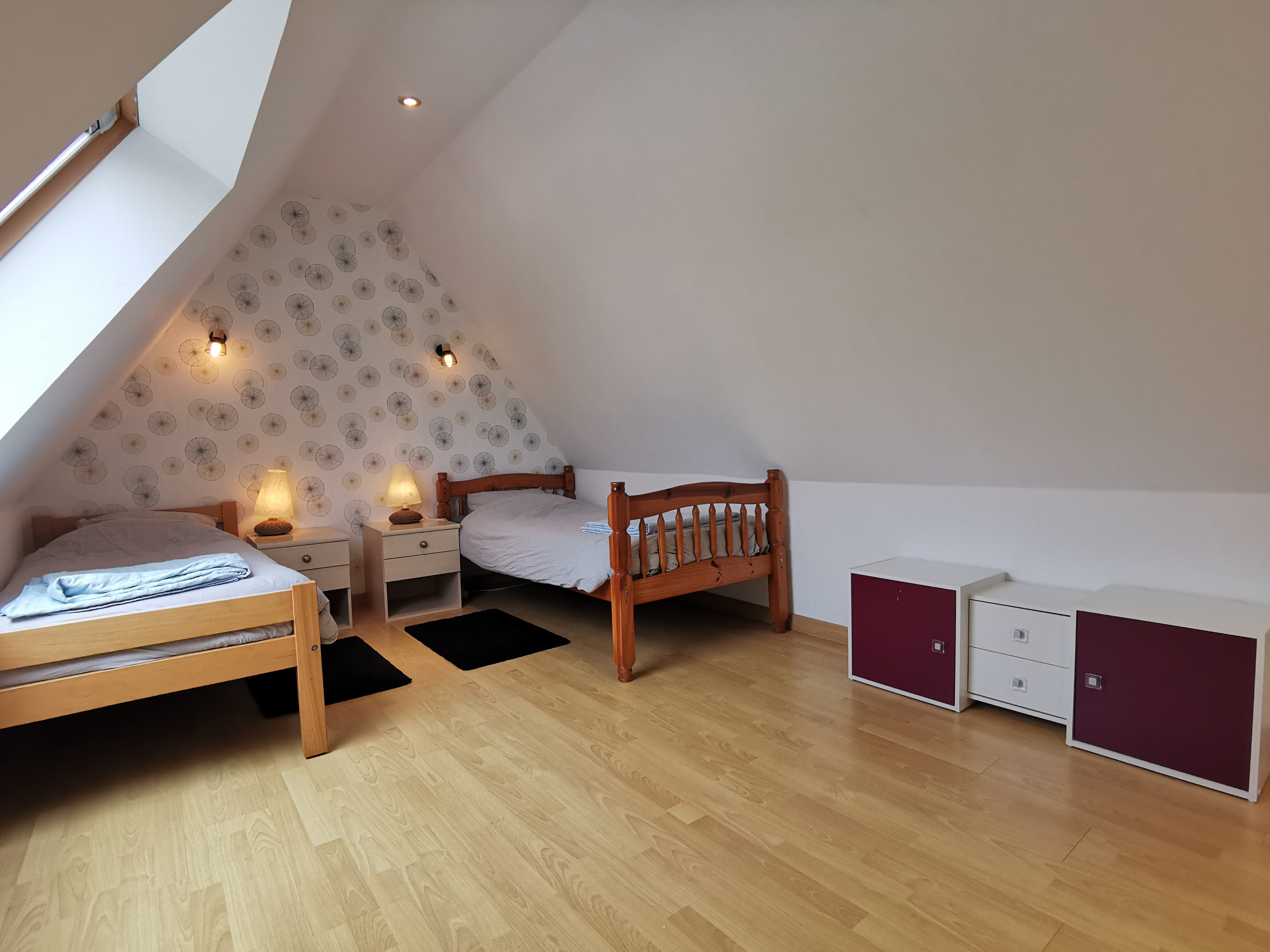 A l'étage, une autre chambre avec 1 lit de 80 et 1 lit de 90