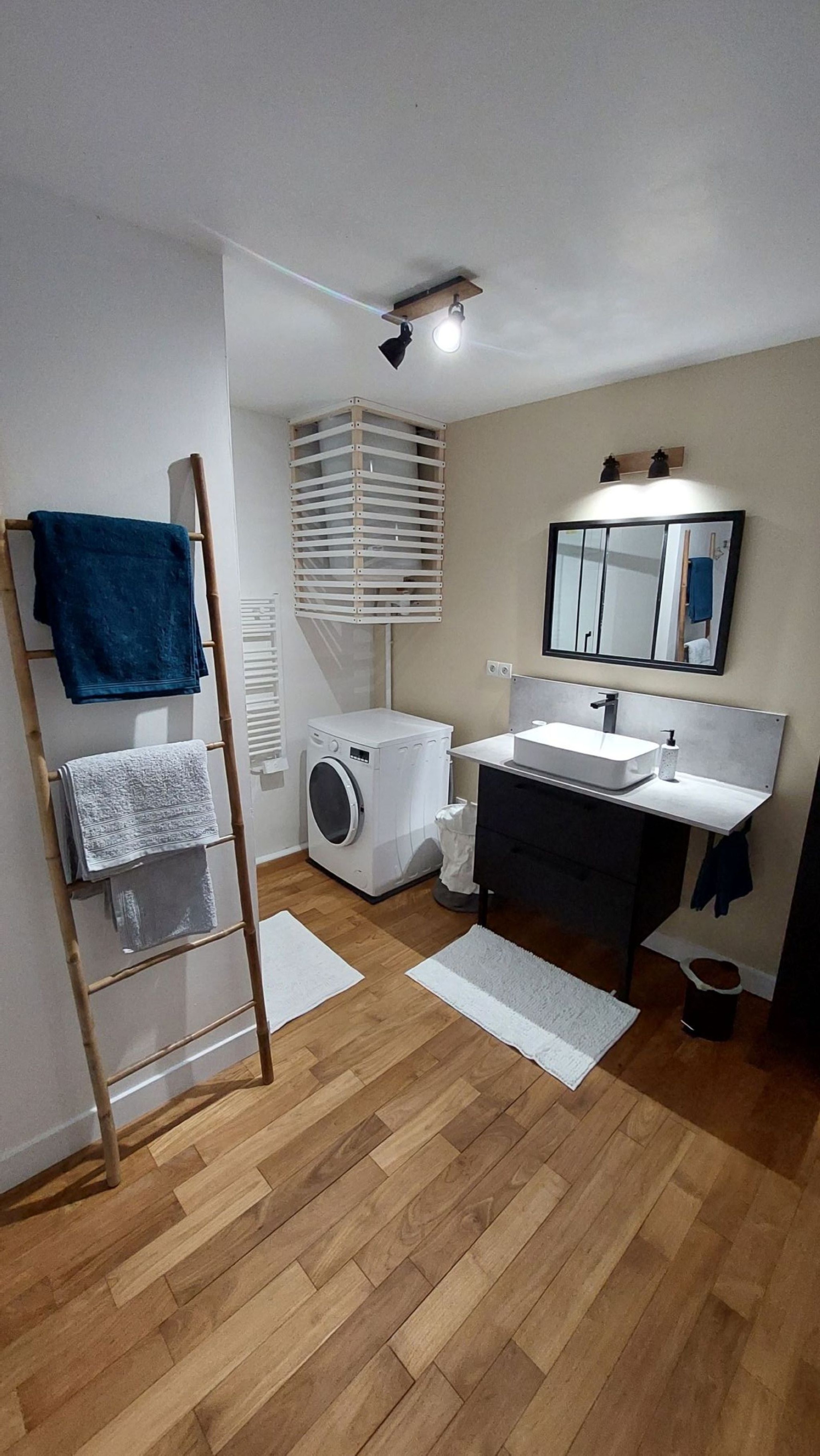 Salle d'eau avec lave linge