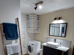 Salle d'eau avec lave linge