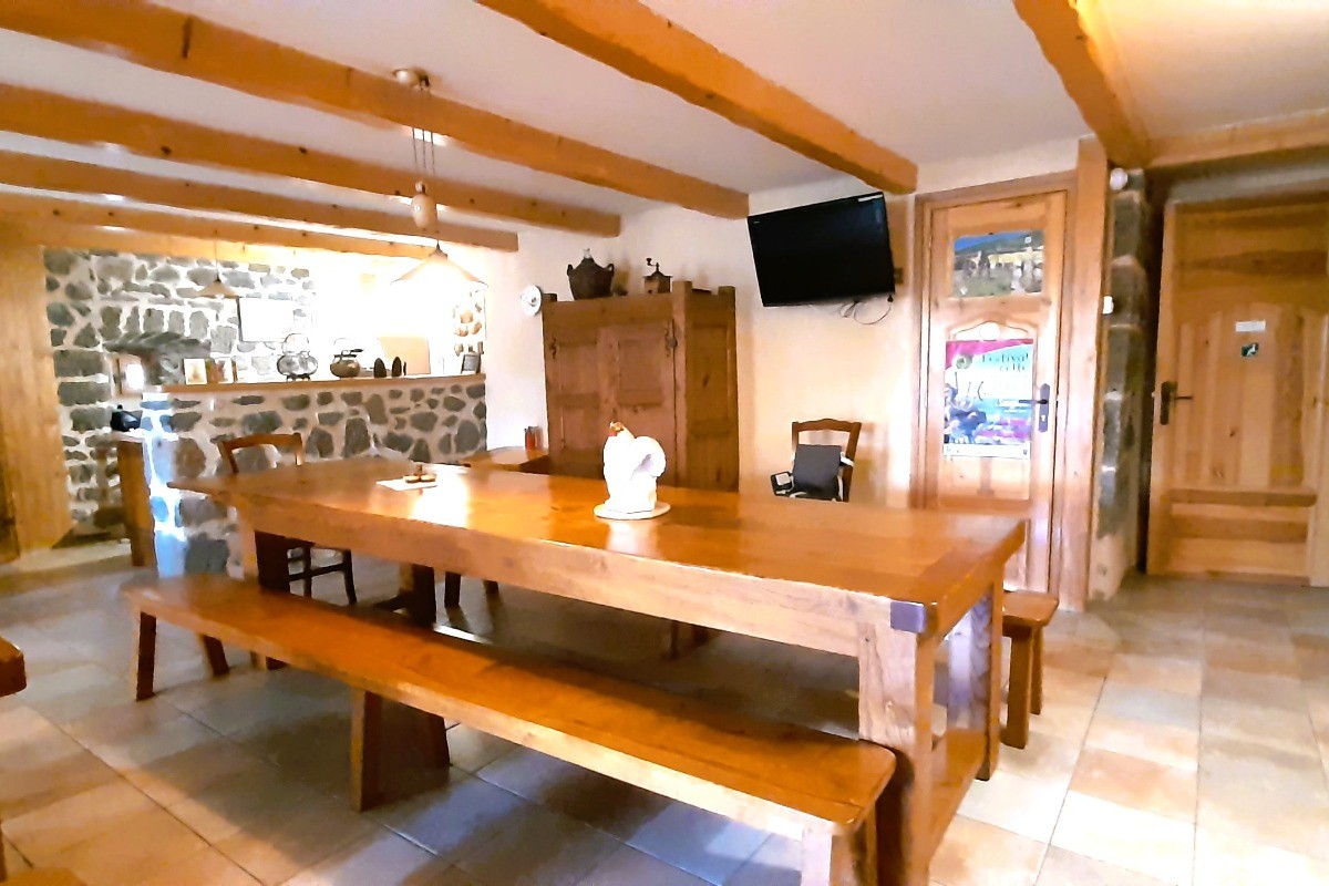 Rez-de-terrasse surélevé : Pièce commune avec TV à écran plat, cheminée d'antan, ...