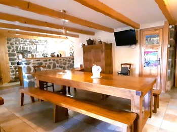 Rez-de-terrasse surélevé : Pièce commune avec TV à écran plat, cheminée d'antan, ...