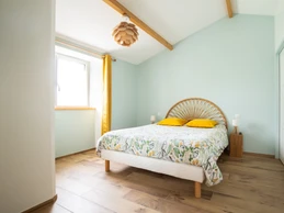 Suite avec lit Queen size (160), salle de bain, WC, placard et TV.