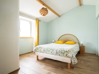 Suite avec lit Queen size (160), salle de bain, WC, placard et TV.