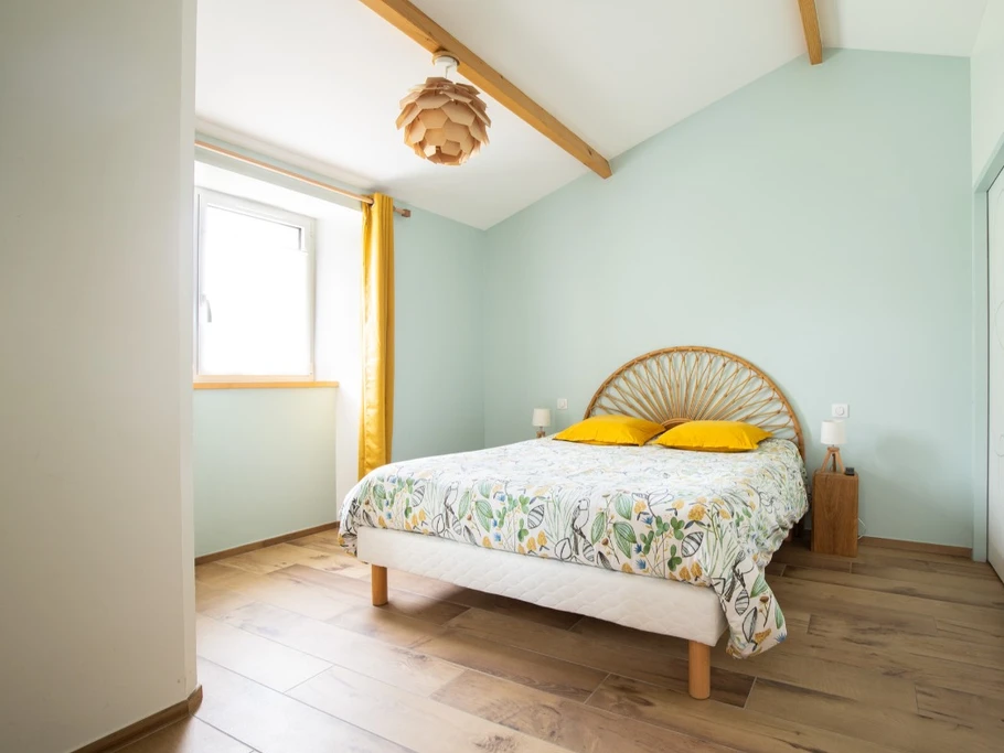 Suite avec lit Queen size (160), salle de bain, WC, placard et TV.