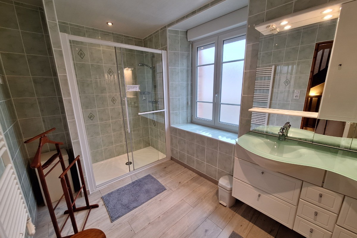 deuxieme salle de douche au 1er étage