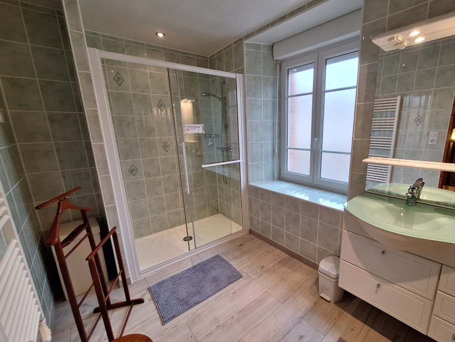 deuxieme salle de douche au 1er étage