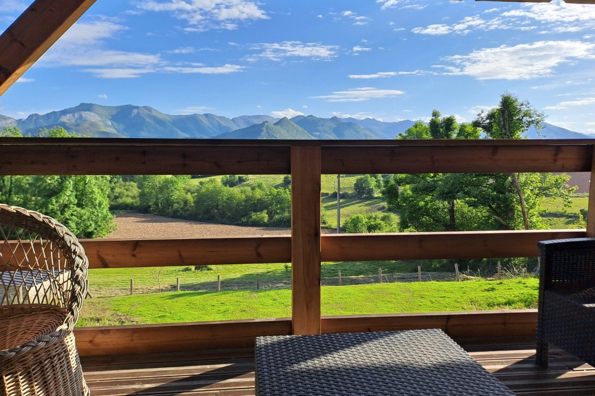 Terrasse couverte avec vue sur les Pyrénées