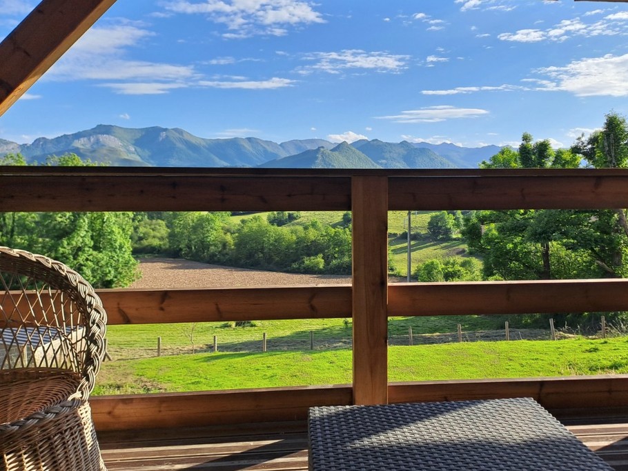 Terrasse couverte avec vue sur les Pyrénées