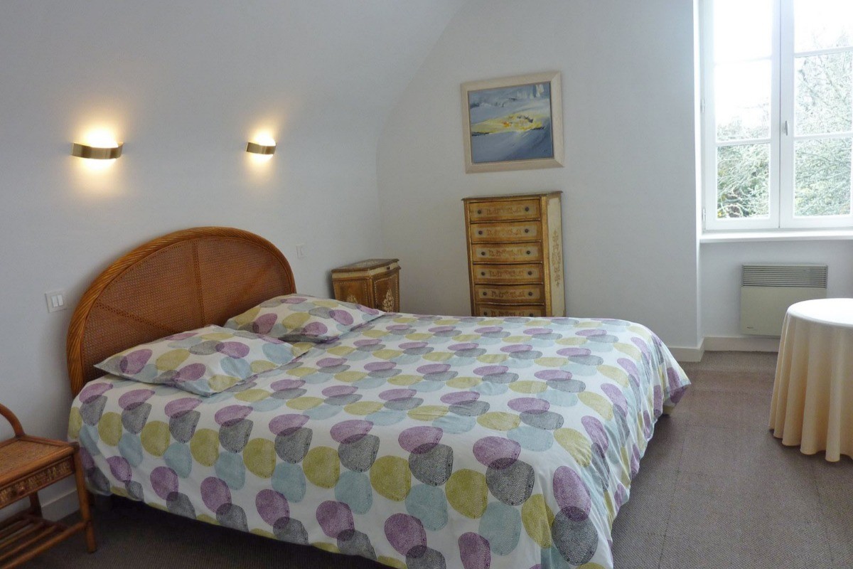 A l'étage une chambre avec un lit 140