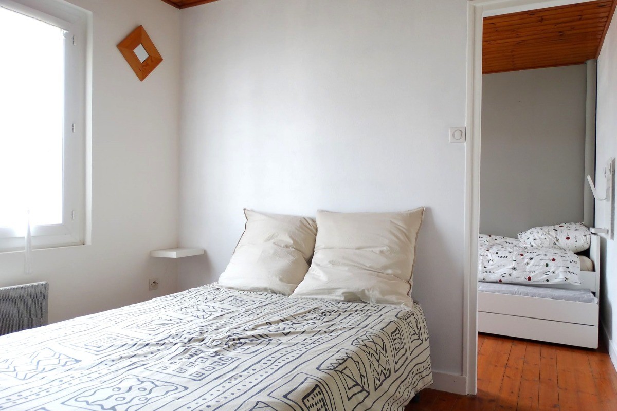 Chambre communicante à l'étage : une partie avec un lit en 120, puis une partie avec deux lits en 90 gigognes