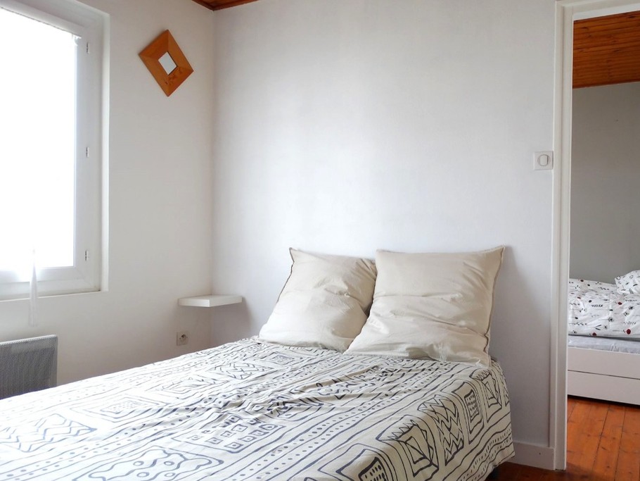 Chambre communicante à l'étage : une partie avec un lit en 120, puis une partie avec deux lits en 90 gigognes