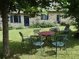 Grand jardin arboré - Séjour détente Cantal