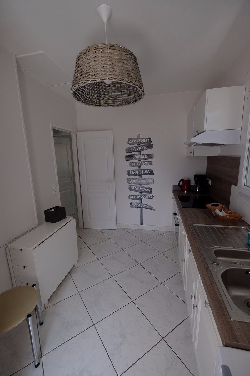 Coin repas dans la cuisine et accès au salon