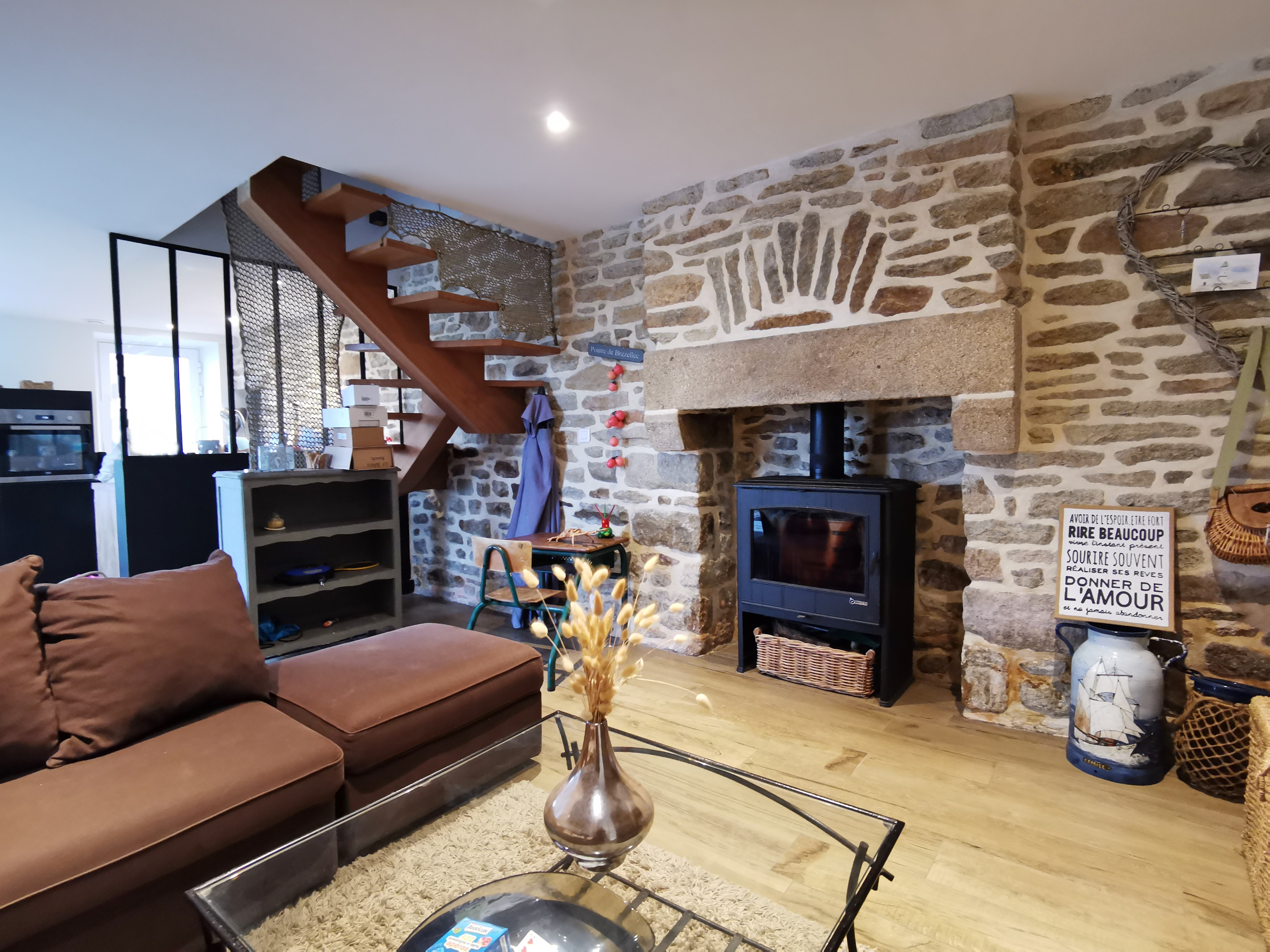 salon avec poêle à bois