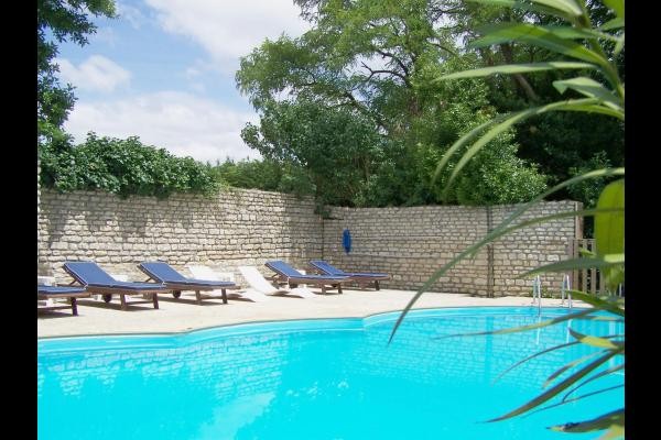 Piscine chauffée à 28° de Pâques à octobre