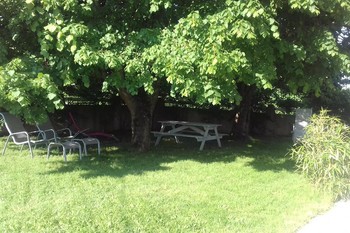 jardin avec coin repas prés de Seilh