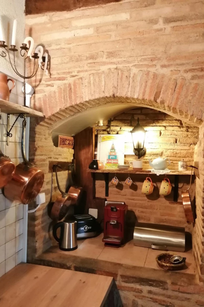 Dans la cuisine, niche pour la préparation du petit déjeuner.
