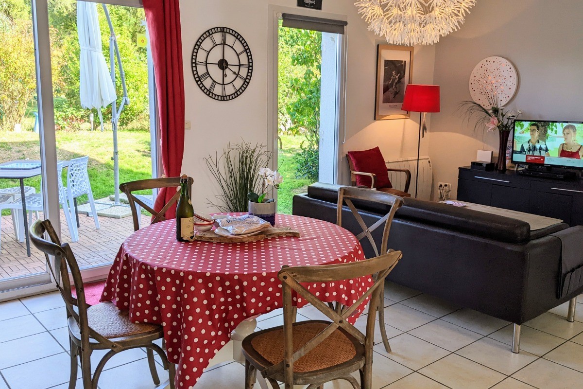 SALLE SALON DONNANT SUR JARDIN ET TERRASSE