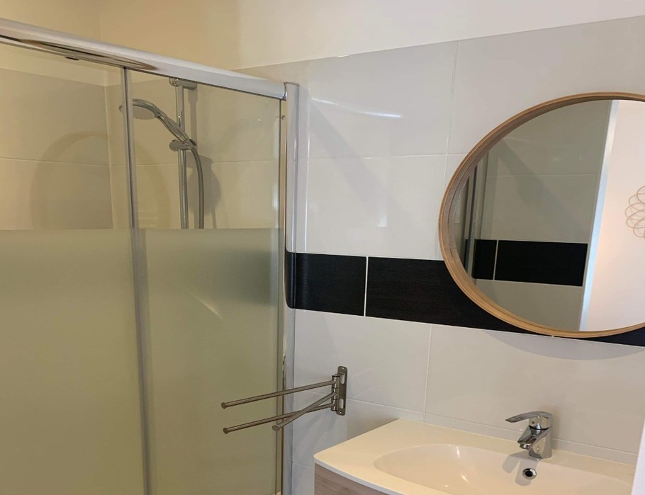 salle bain rez de chaussée dans la chambre