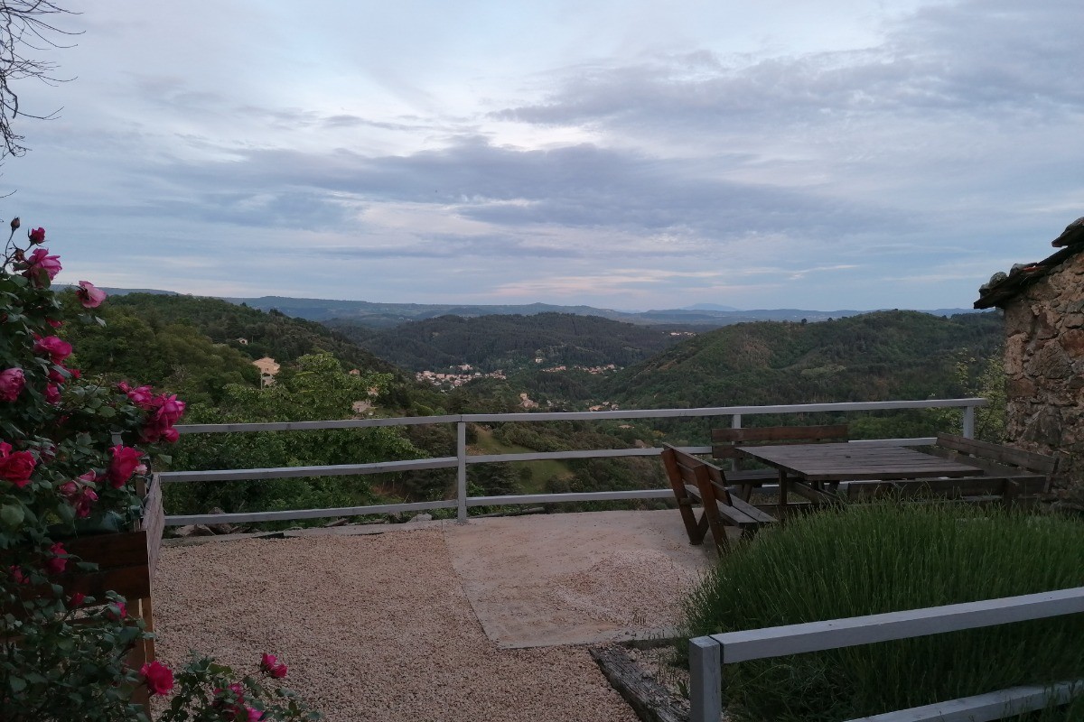 terrasse panoramique sur la cité de vals les bains, ville thermale