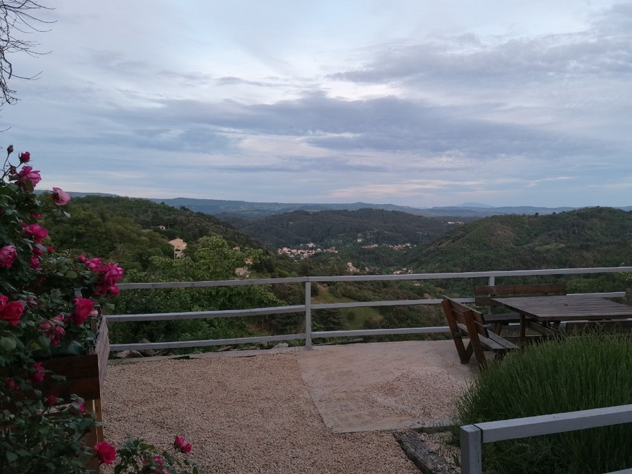 terrasse panoramique sur la cité de vals les bains, ville thermale