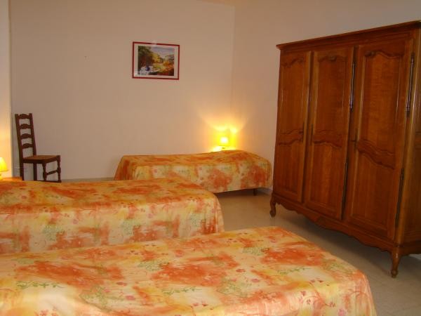 La chambre triple avec 3 lits de 90 cm