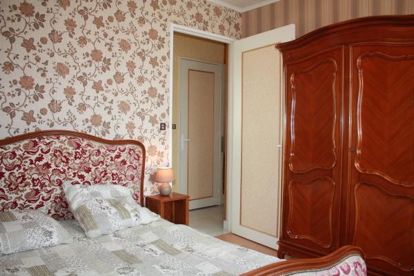 Location Neuvéglise Chambre